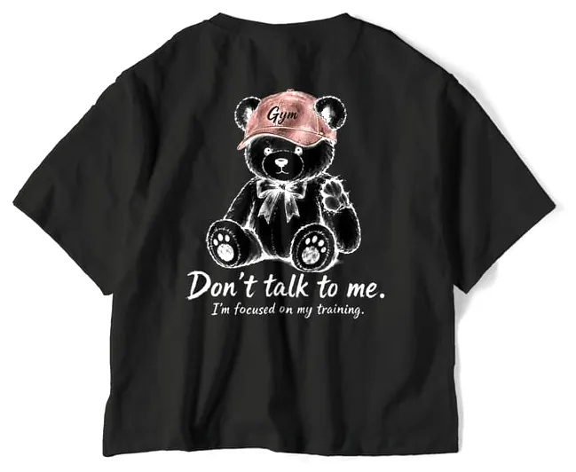 Gym Teddy Bear T の背面。ブラックのビッグTに、赤いキャップをかぶったクマと Don't talk to me. のプリント