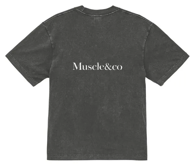 Muscle&co Vintage Washed T の前面。ウォッシュのかかったブラックに Muscle&co のロゴタイプ
